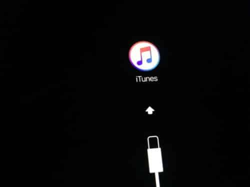 Wird dieses Symbol angezeigt, muss das Gerät an einen Rechner mit iTunes angeschlossen werden.