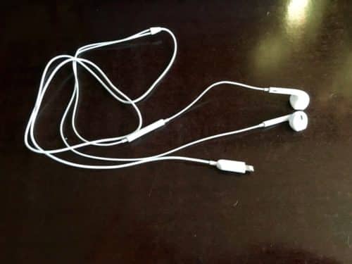 Bis auf den veränderten Anschluss (Lightning) sehen sie aus, wie die normalen Earpods.